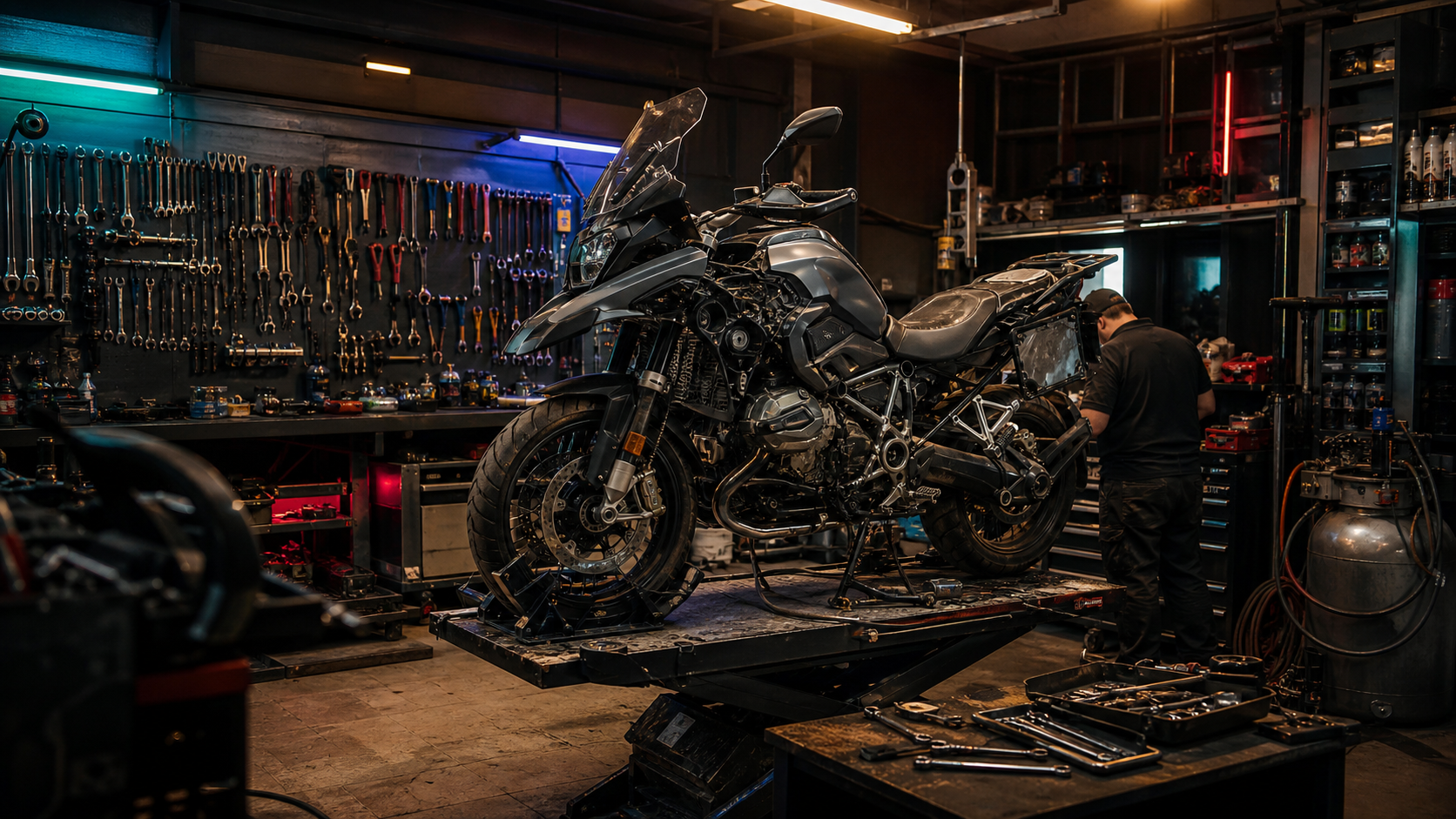 Vista interna del taller con motocicleta touring en mantenimiento